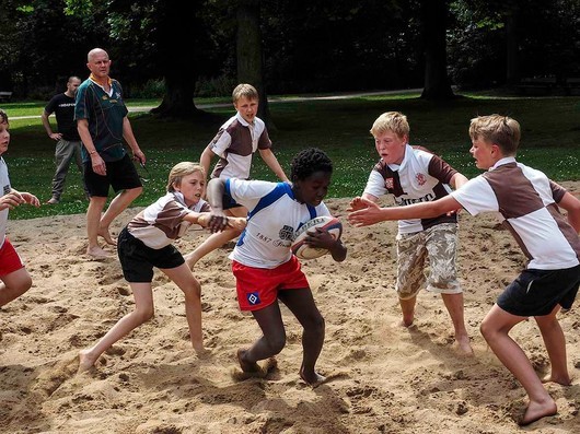 Ganz schön anstrengend: Beachrugby U12-Lokalderby Hamburger SV-FC St. Pauli im Stadtpark (Foto: M. Jasker)