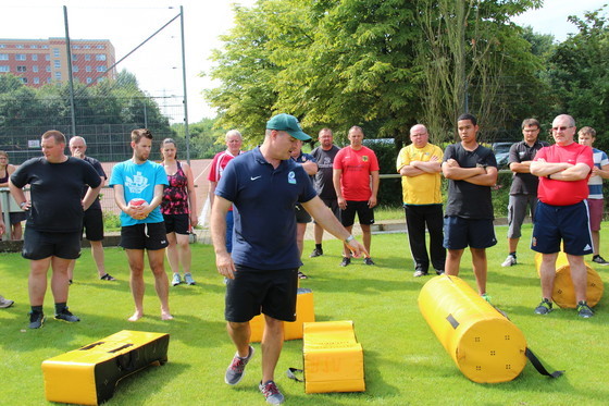 DRV-Nationaltrainer Kobus Potgieter gibt beim Trainerlehrgang in Hamburg die Richtung vor