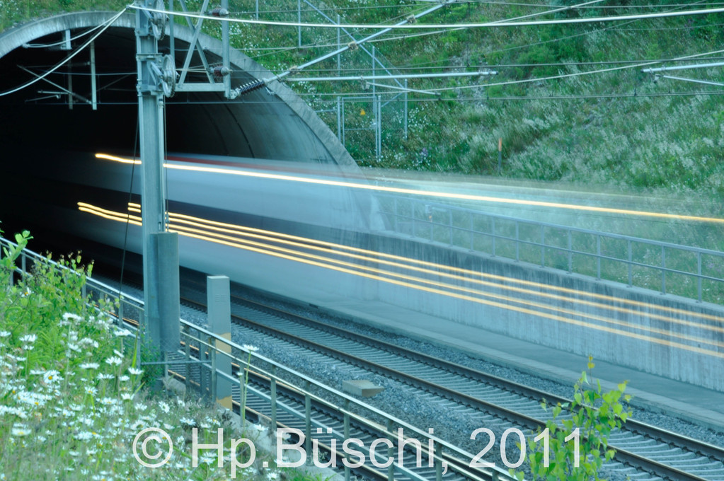 Bilderserie Bahn 2000: Ein ICN schiesst aus dem Tunnel