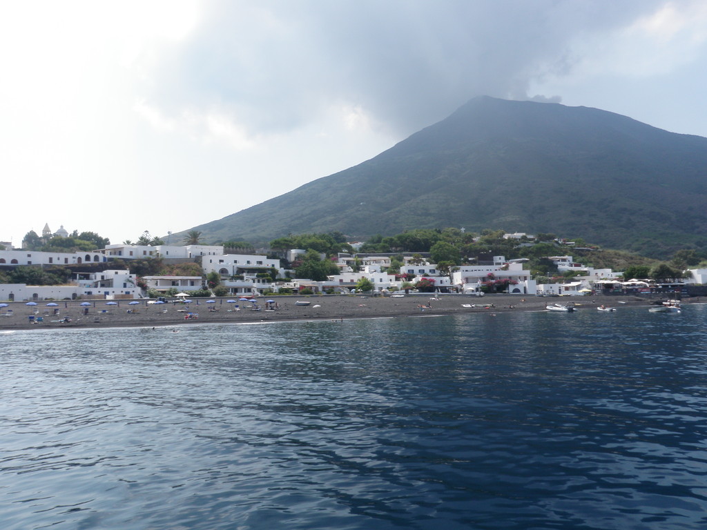 Blick auf Stromboli, das Dorf mit dem selben Name wie sein Berg!