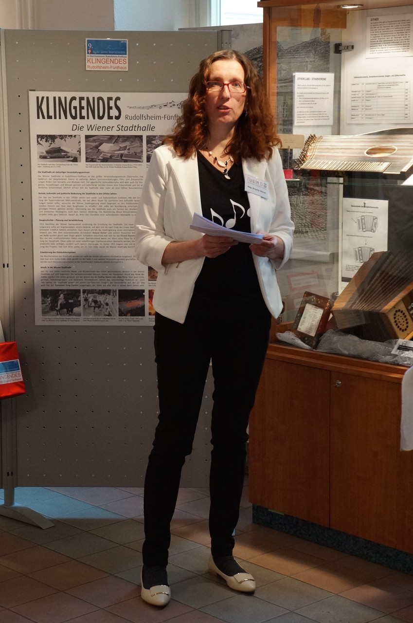 Museumsleiterin Brigitte Neichl eröffnet