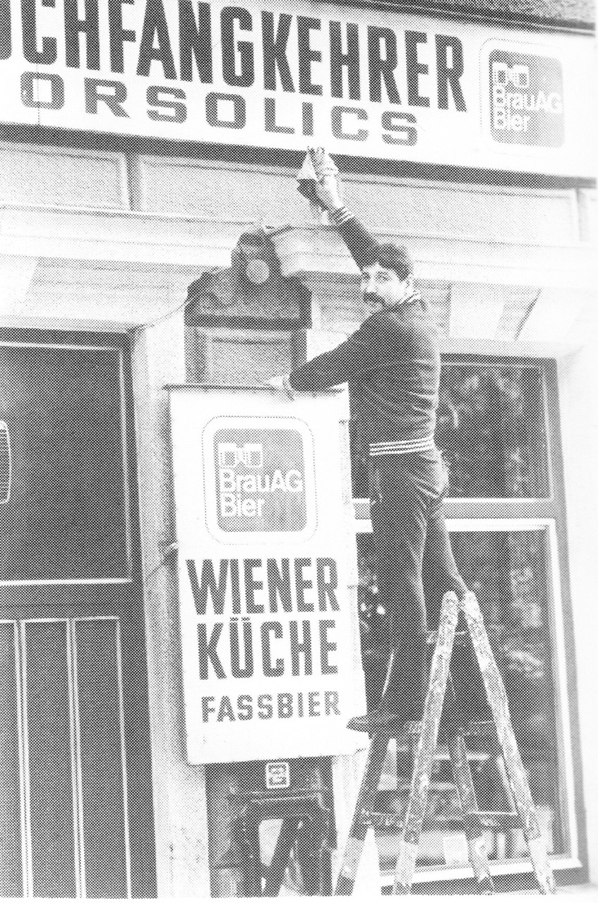 Hans Orsolics vor seinem Gasthaus "Zum Rauchfangkehrer" in der Goldschlagstraße 79.