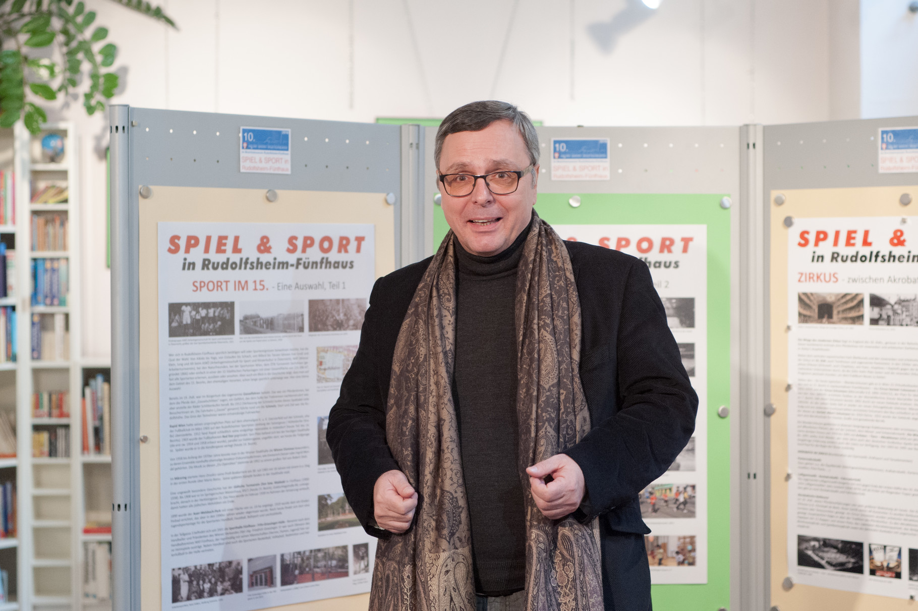 Mag. Alfred Mansfeld, Präsident des Museumsvereins, eröffnet die Ausstellung.