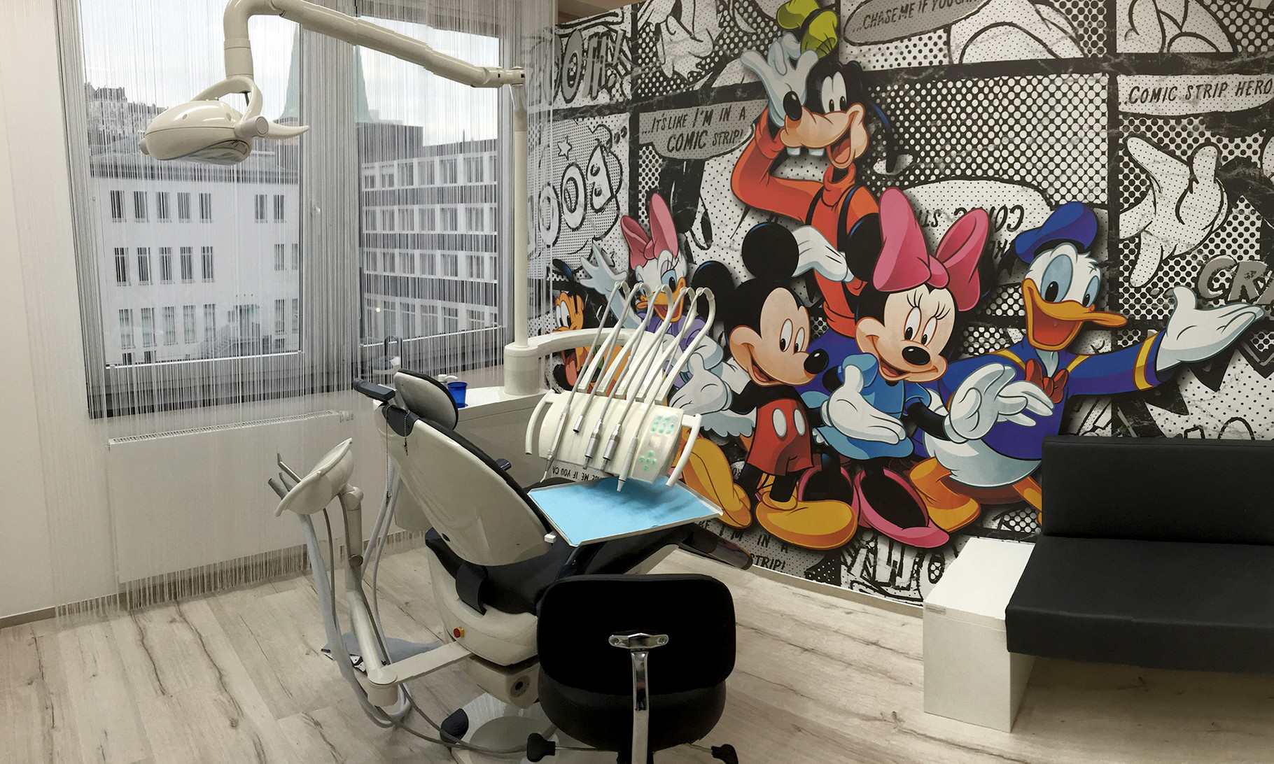Unser Kinderbehandlungszimmer mit Trickfilmen unter der Decke
