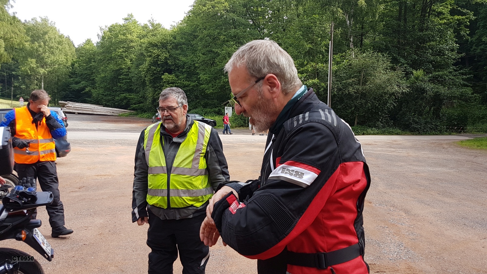 Unser Organisator der Ausfahrt - Klaus Jacobi - schaut auf die Uhr: Alles verläuft nach Plan