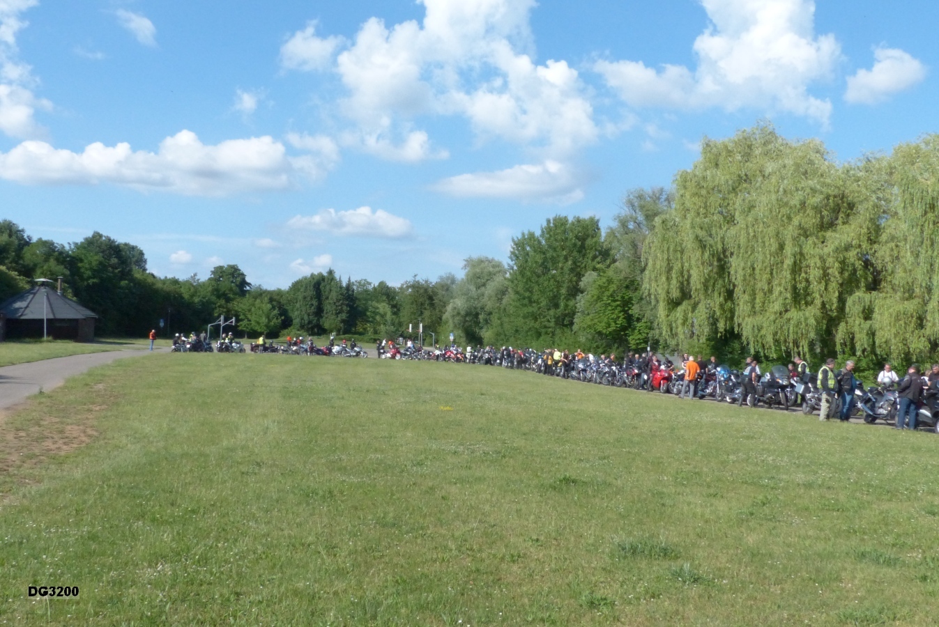 Motorräder auf dem Gondelfestplatz am Roxheimer Altrhein.