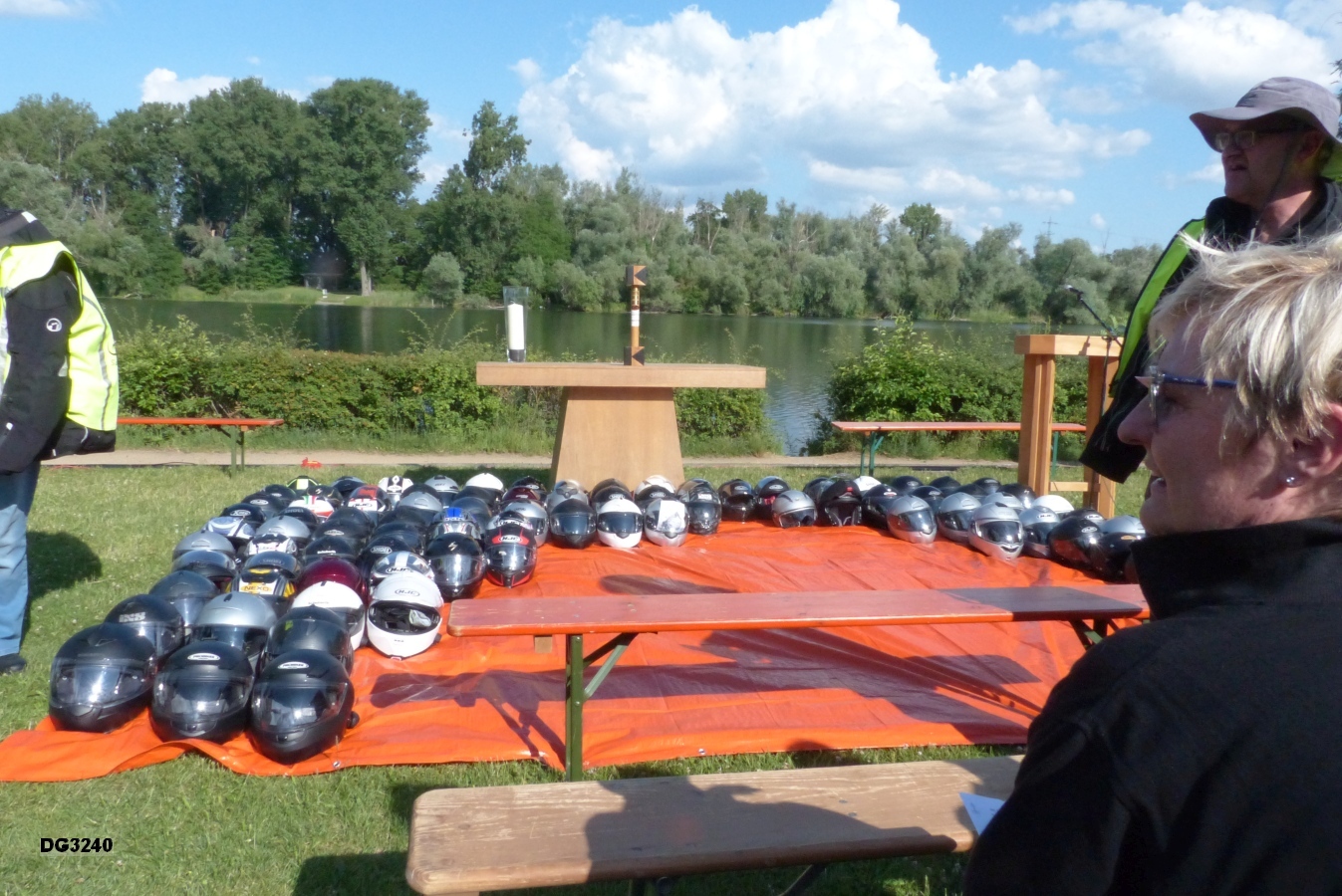 Die Motorradhelme werden vor dem Altar abgelegt