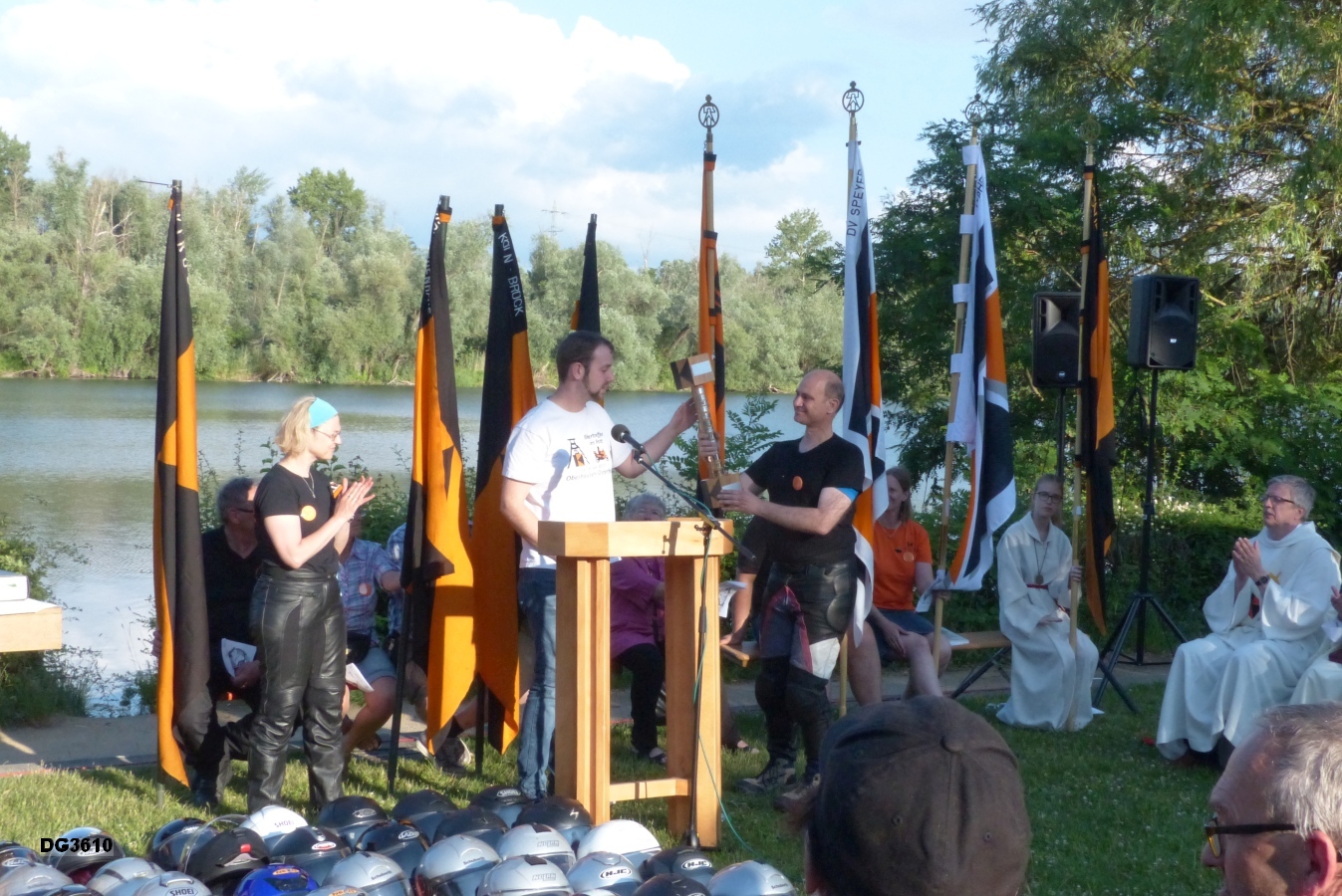 Übergabe des Kolping-Bikertreffenwanderpokals an die Kolpingsfamilie Castrop-Rauxel Frohlinde