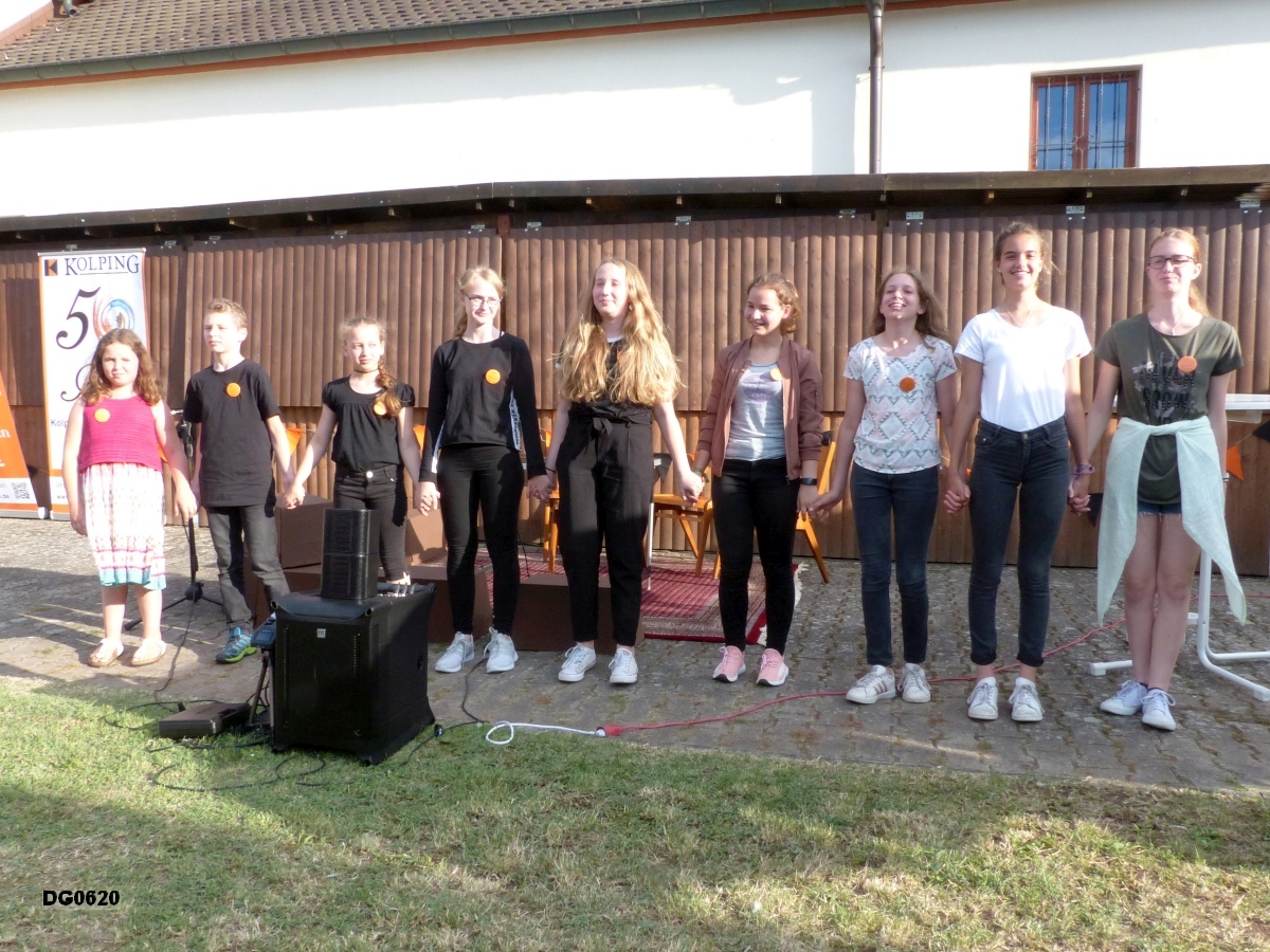 Unsere Theater-Kids mit dem selbstgeschriebenen Theaterstück über Adolph Kolping