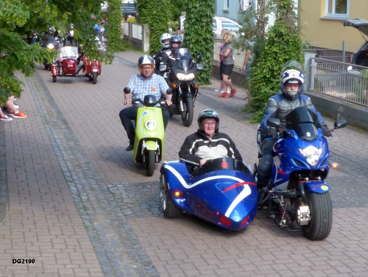 Auf dem gelben Elektro-Roller Landrat Clemens Körner (Rhein-Pfalz-Kreis)
