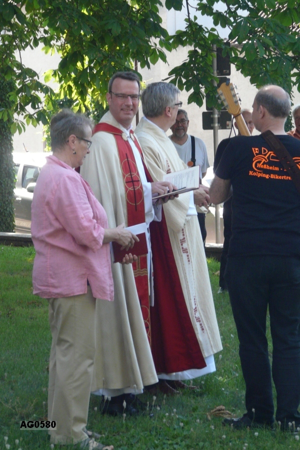 Ökumenischer Reisesegen mit Pfr. Andreas Rubel und Frau Gerda Gögel (Presbyterin)