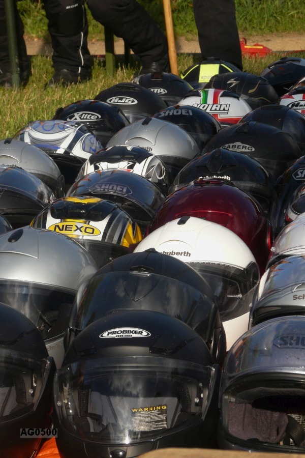 Motorradhelme vor dem Altar