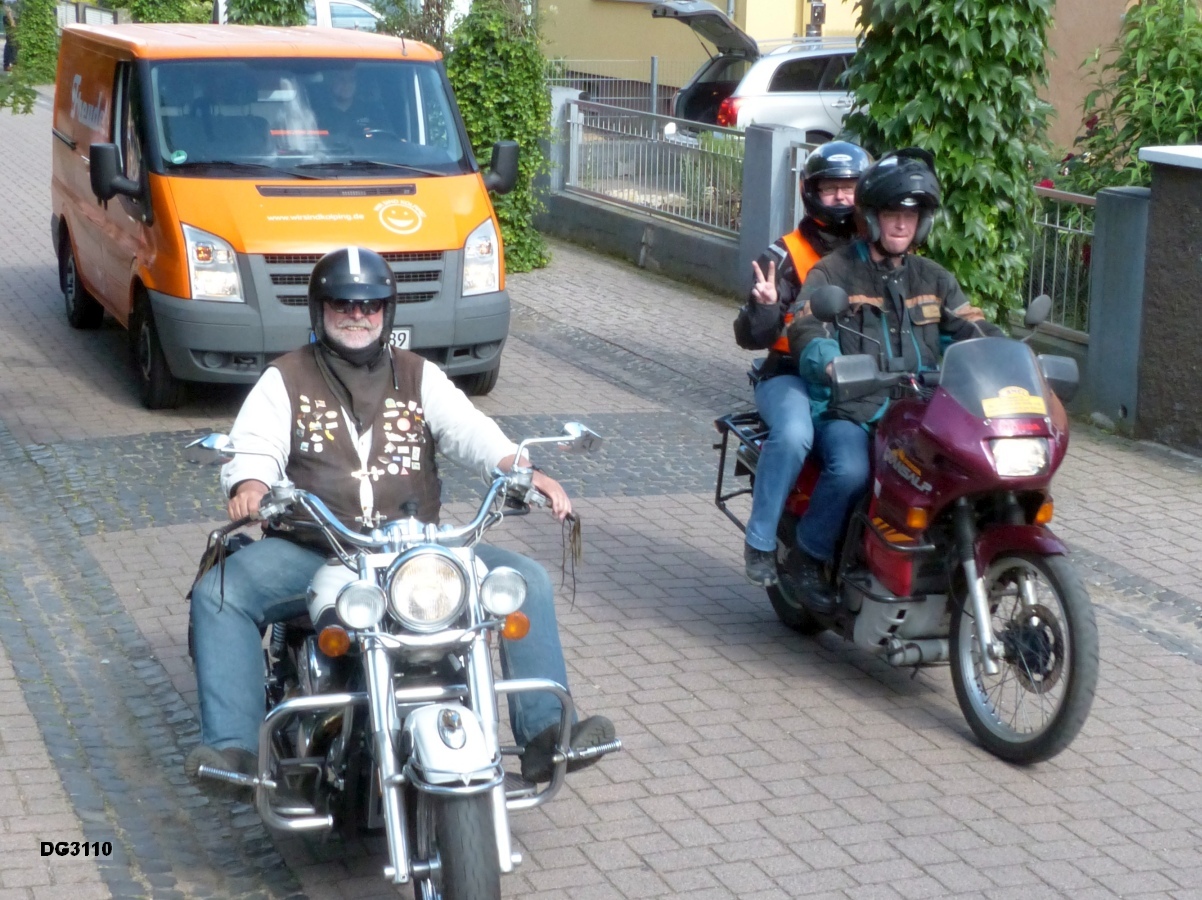 Im Hintergrund: Den Abschluss bildete ein ganz besonderer Überraschungsgast: Das Kolping-Kampagnenmobil, liebevoll "die Möhre" genannt.