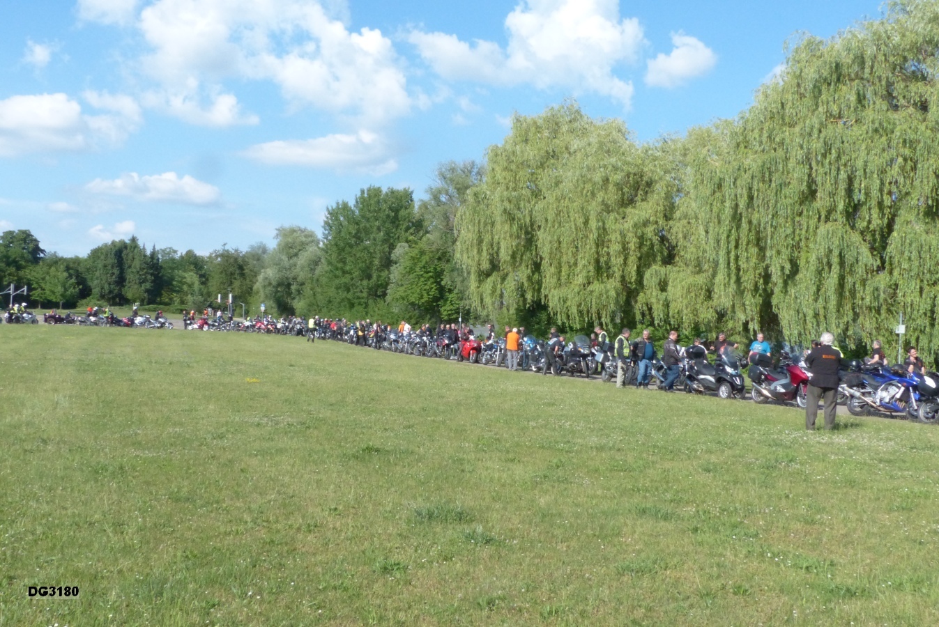 Motorräder auf dem Gondelfestplatz am Roxheimer Altrhein.
