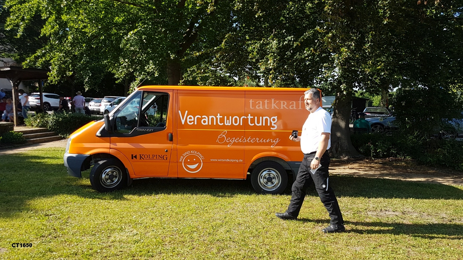 Besonderer Überraschungsgast: Das Kolping-Kampagnenmobil, liebevoll "die Möhre" genannt.