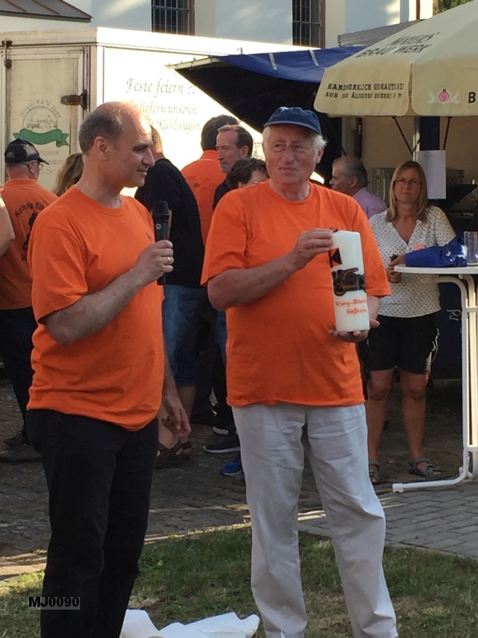Das Gastgeschenk der Kolping-Motorradfreunde Kirdorf: Die Kolping-Bikertreffenkerze mit unserem Logo.