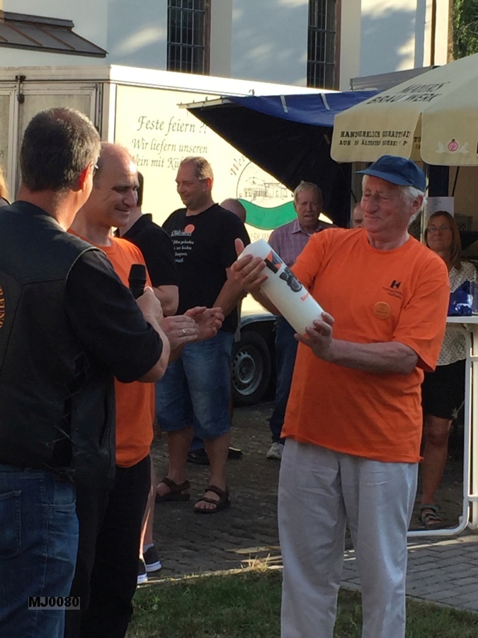 Das Gastgeschenk der Kolping-Motorradfreunde Kirdorf: Die Kolping-Bikertreffenkerze mit unserem Logo.