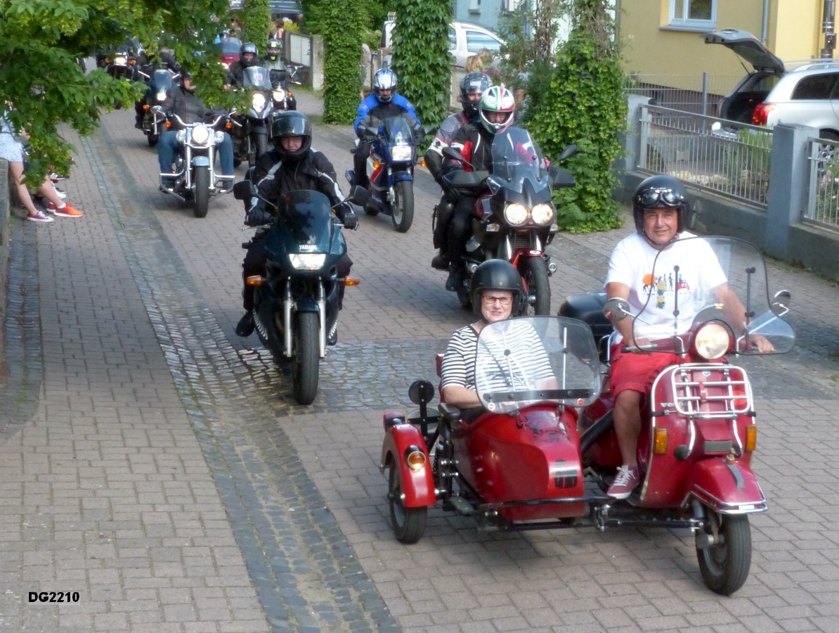 Im roten Beiwagen Frau Ria Warmbrunn (Ordnungsamt des Rhein-Pfalz-Kreises)