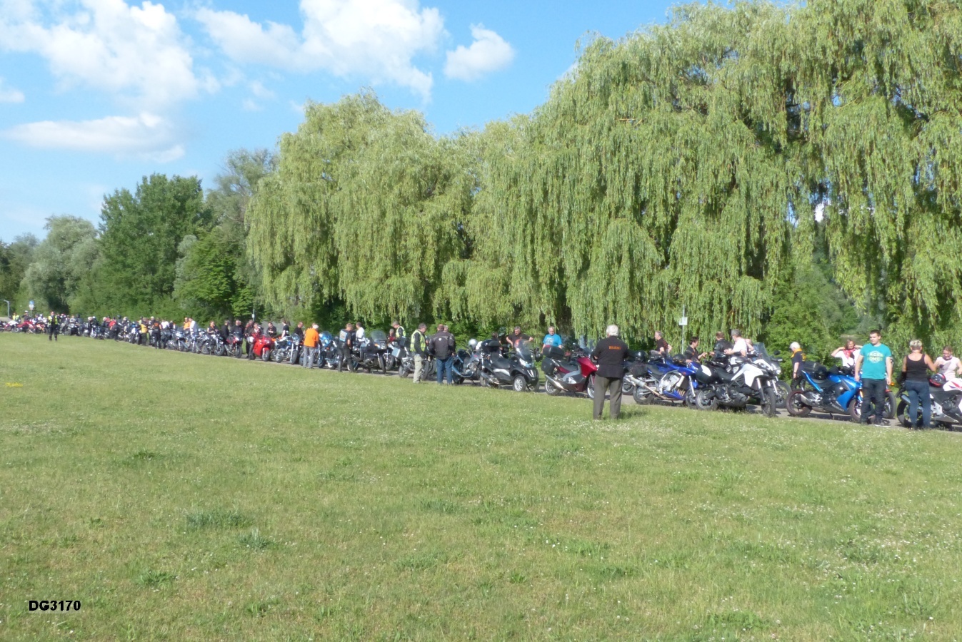 Motorräder auf dem Gondelfestplatz am Roxheimer Altrhein.