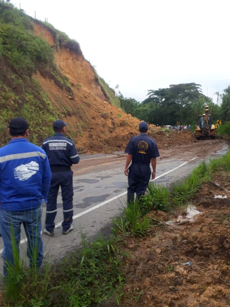 Foto bomberos Charalá - Destape de vía San Gil-Charalá