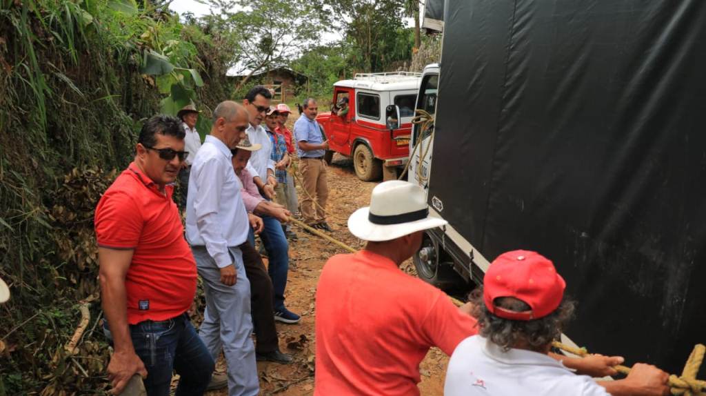 Gobernación de Santander y la Unidad para las Víctimas entregaron materiales en Riachuelo.