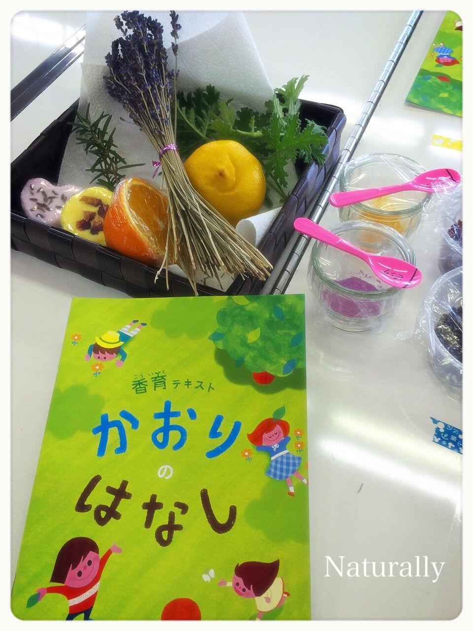 小学校での香育活動「手ごね石けん」