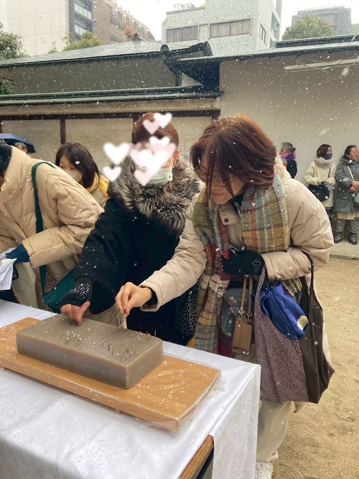 大阪天満宮へ針供養　裁縫の上達を願って