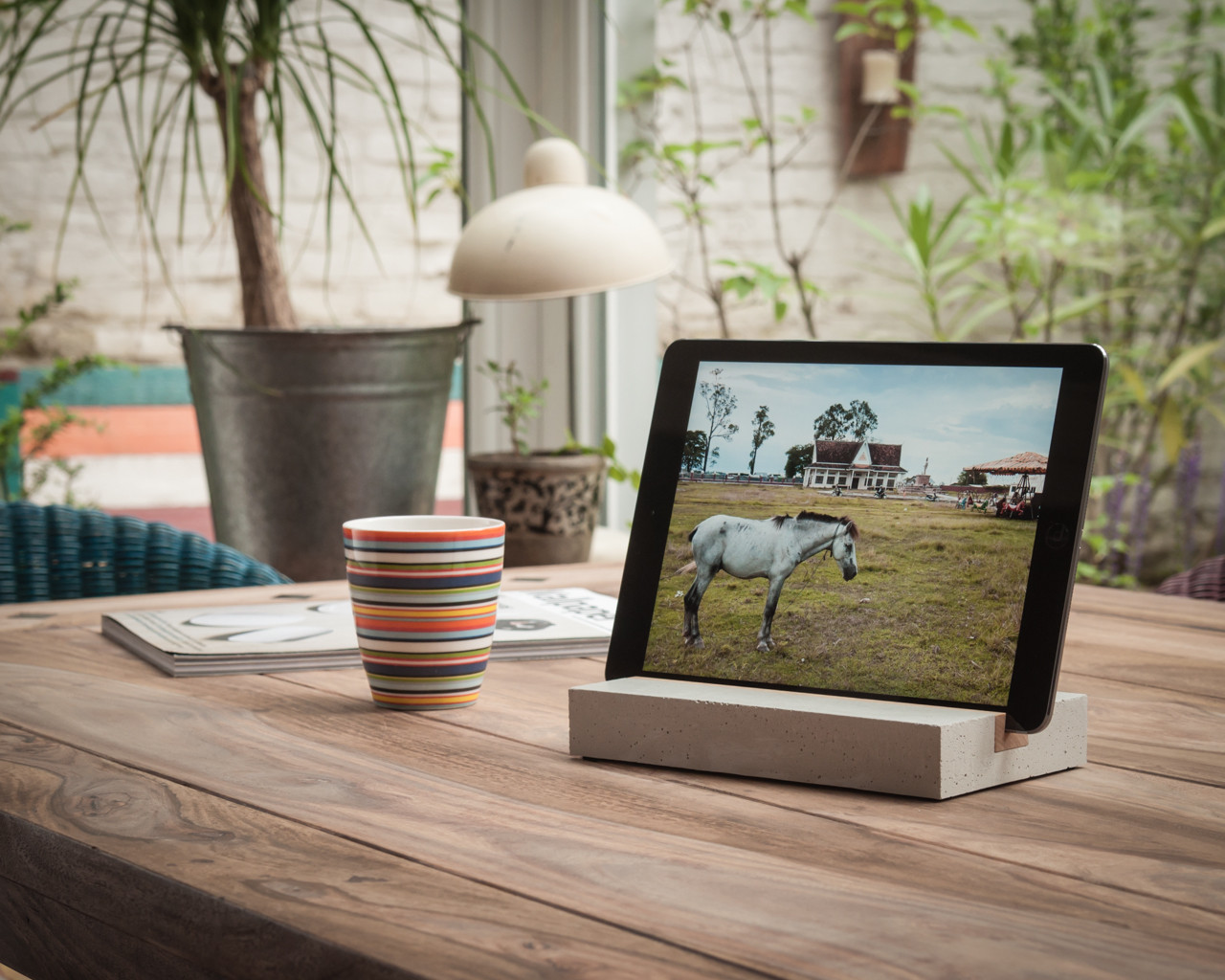 iPad und tablet Halterung / Halter aus Holz und Beton iPad und tablet Halterung / Halter aus Holz und Beton