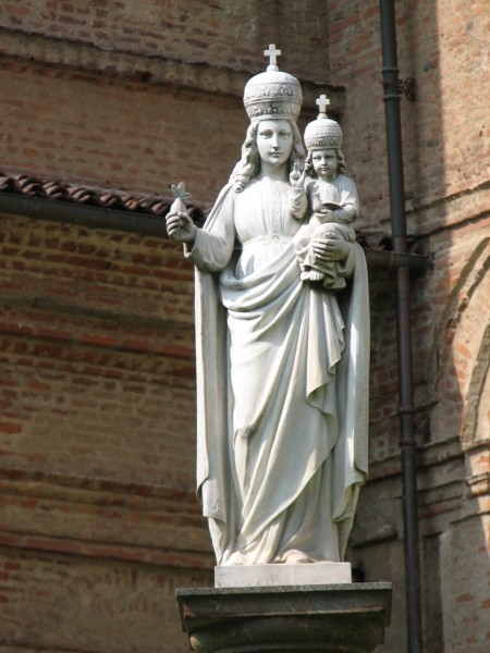 La statua della madonna del pilone ,venerata nel santuario .