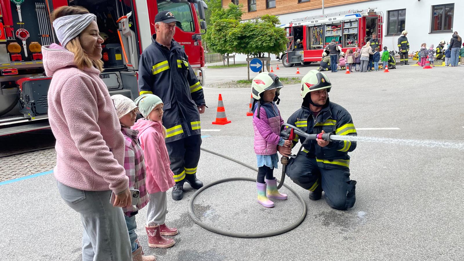 Feuerwehrbesuch im Kindergarten – Begeisterung bei den Kleinsten