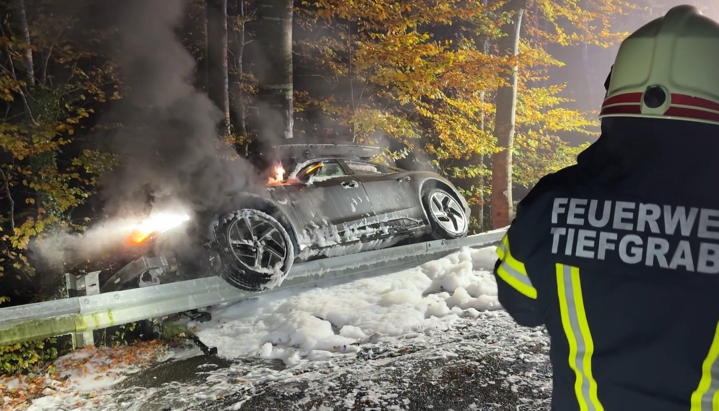 Mondseeberg: Schwerer Crash – E-Auto brennt nach Unfall