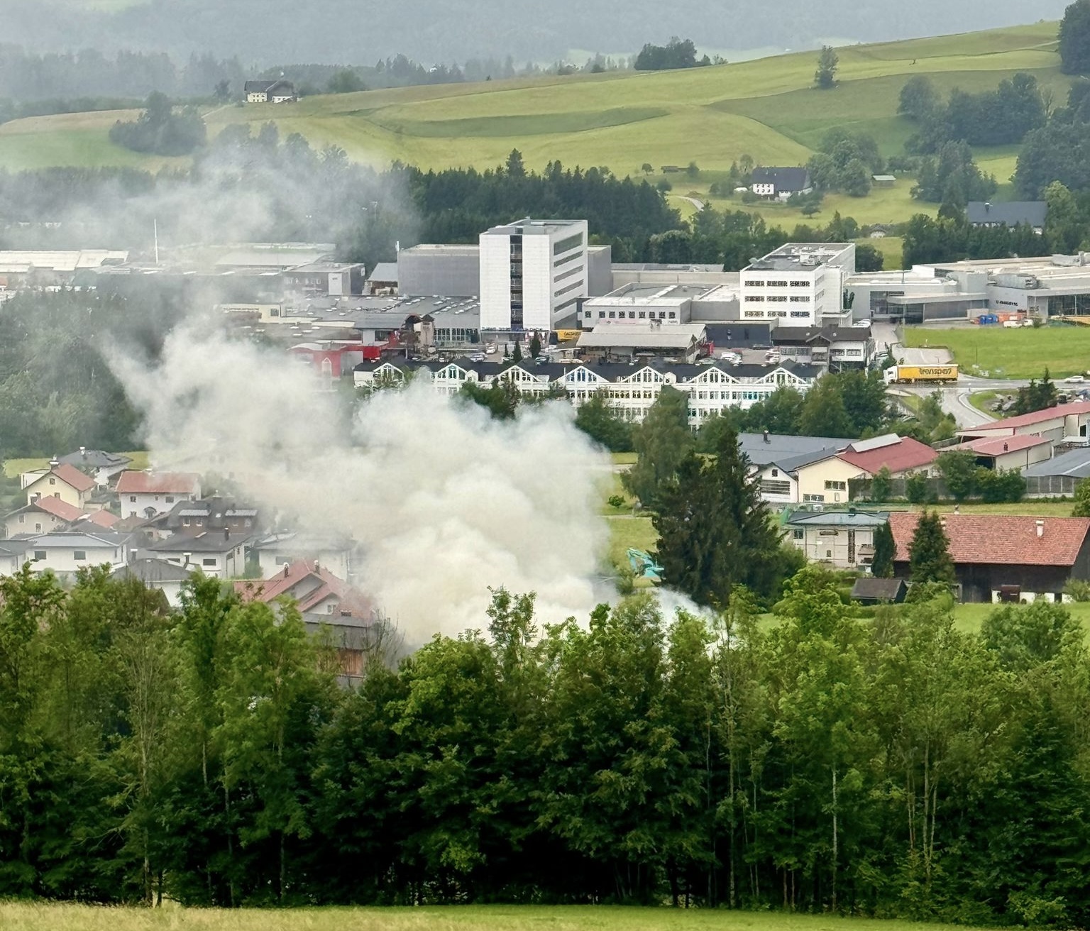 Tiefgraben: Feuerwehren verhindern Großbrand