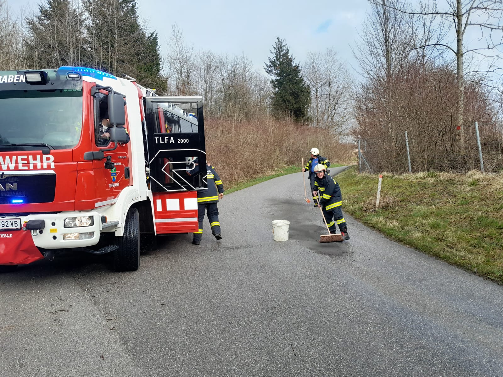 Lange Ölspur in Mondsee und Tiefgraben