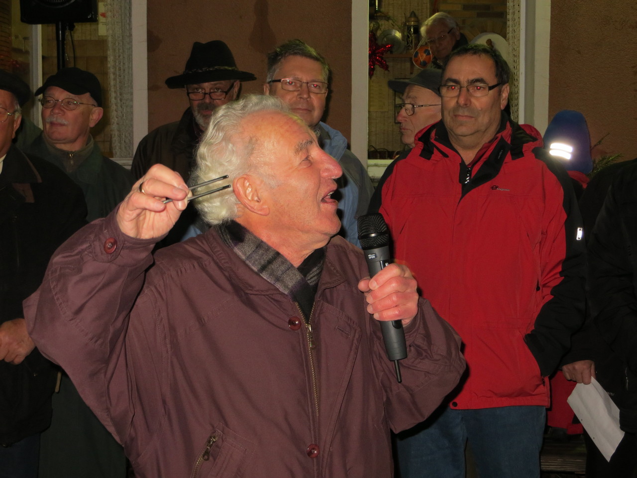 "Fröhliche Weihnacht überall" tönet durch die Lüfte, froher Schall !