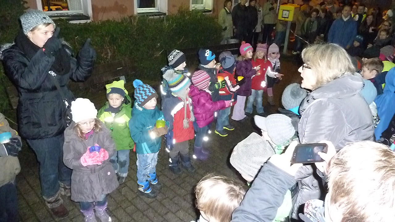 "Fröhliche Weihnacht überall" tönet durch die Lüfte, froher Schall !