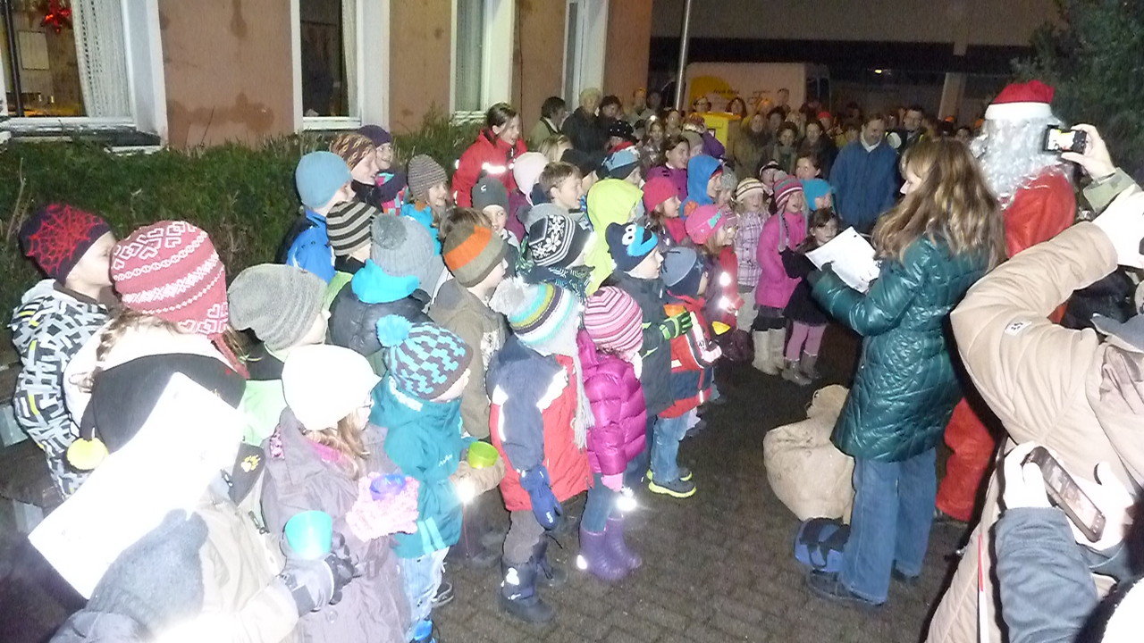 "Fröhliche Weihnacht überall" tönet durch die Lüfte, froher Schall !