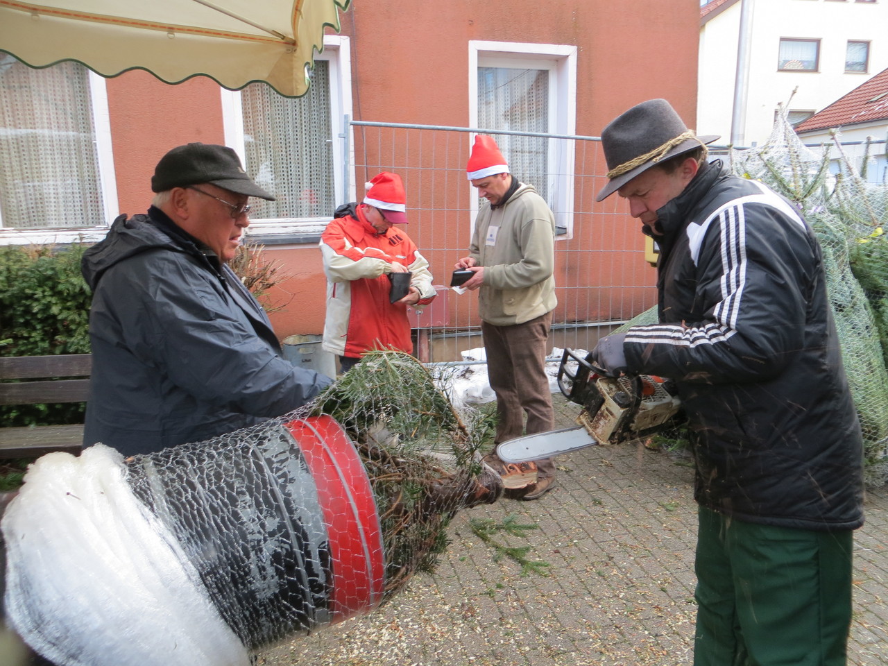 MGV verkaufte die schönsten Weihnachtsbäume in Breuningsweiler