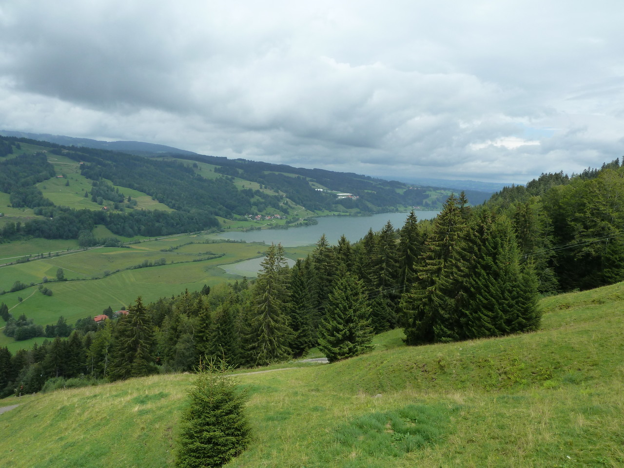 schöne Alpsee-Bergwelt