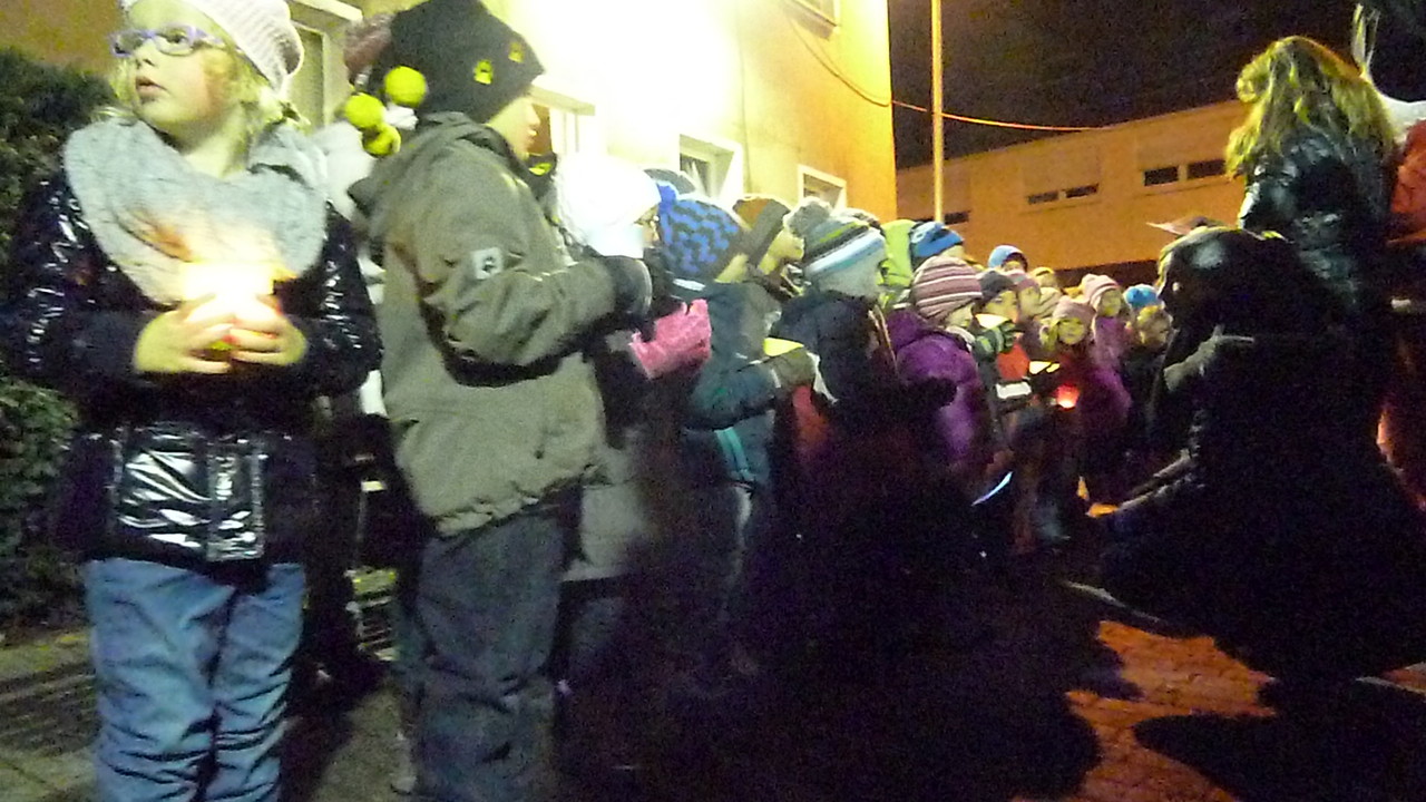 "Fröhliche Weihnacht überall" tönet durch die Lüfte, froher Schall !