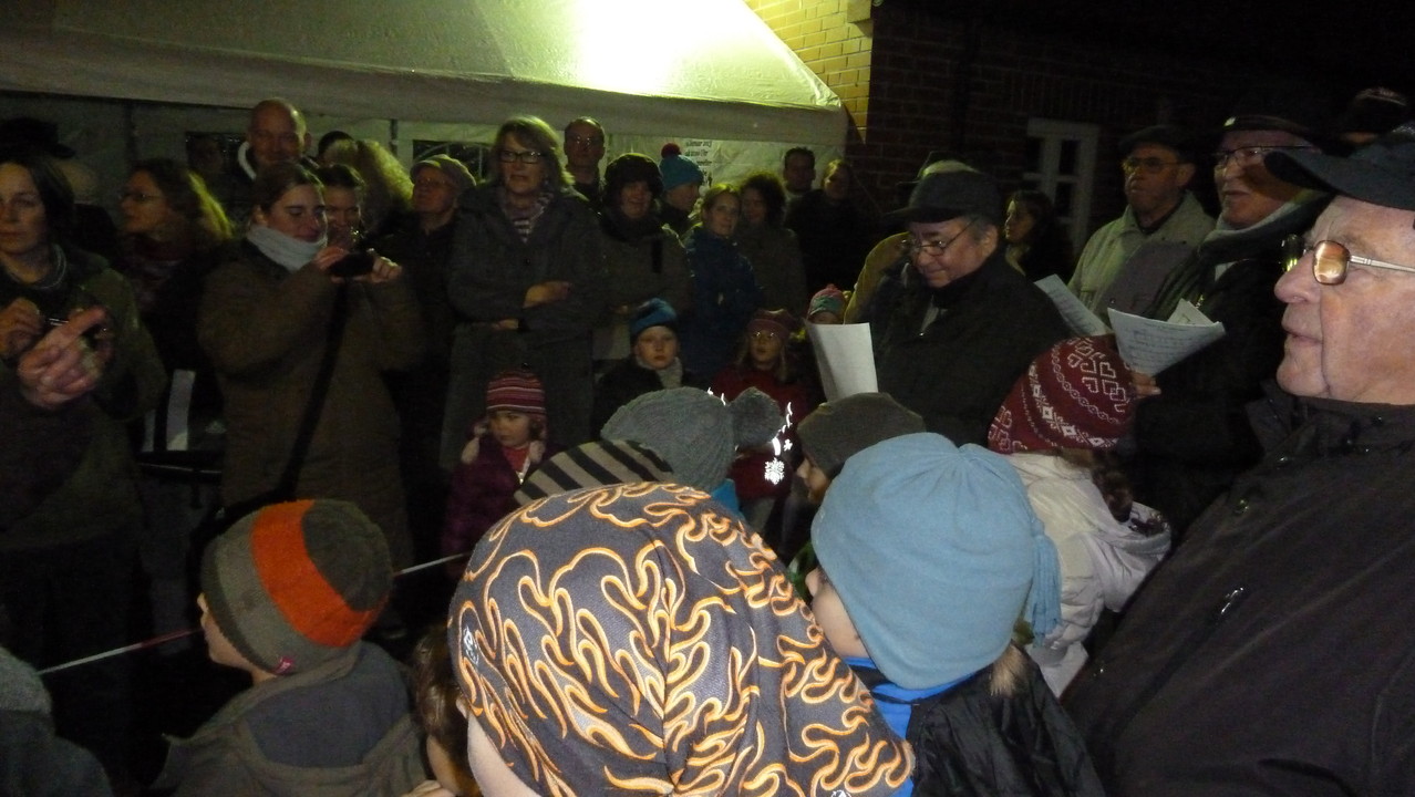 "Fröhliche Weihnacht überall" tönet durch die Lüfte, froher Schall !