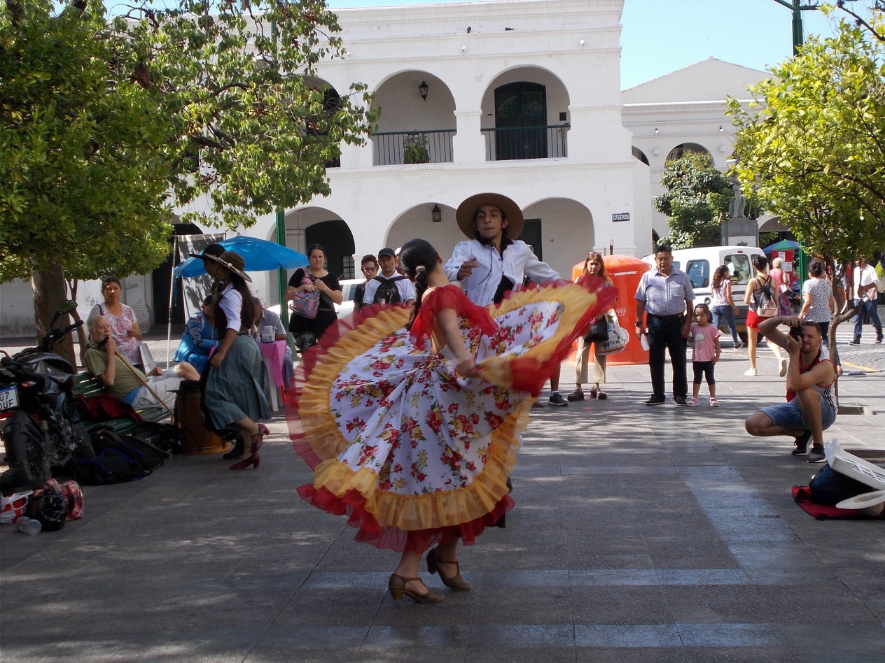 danses folkloriques sur la place centrale de Salta