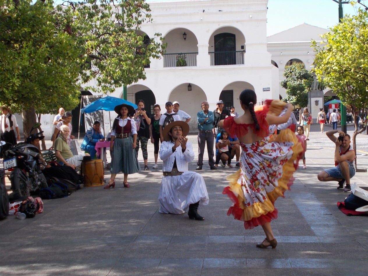 danses folkloriques sur la place centrale de Salta