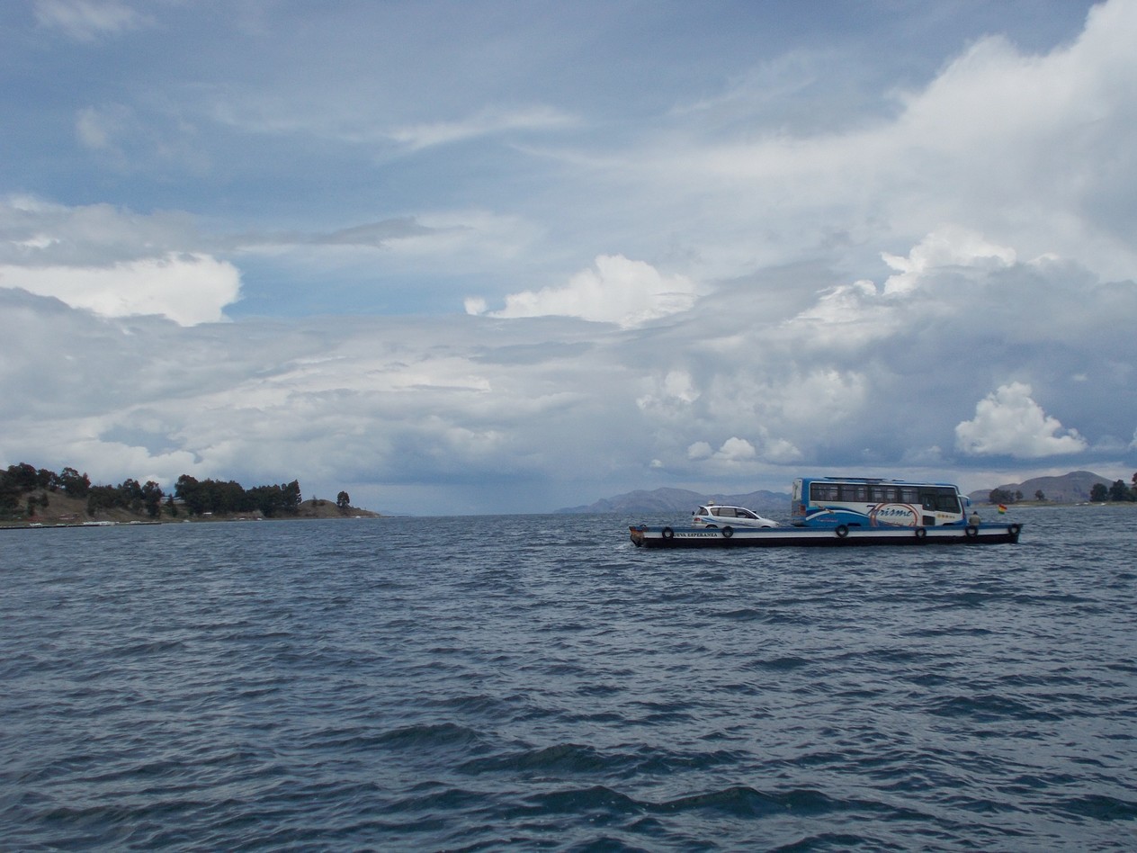 traversée des bus sur les eaux du lac Titicaca