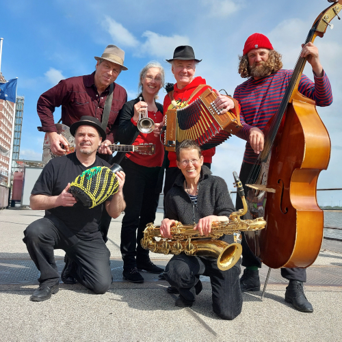 Die UKW-Band steht am Hamburger Hafen mit ihren Instrumenten.