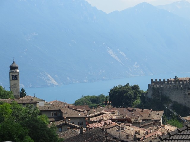 Blick auf den Gardasee mit dem Dorf Ville Del Monte im Vordergrund