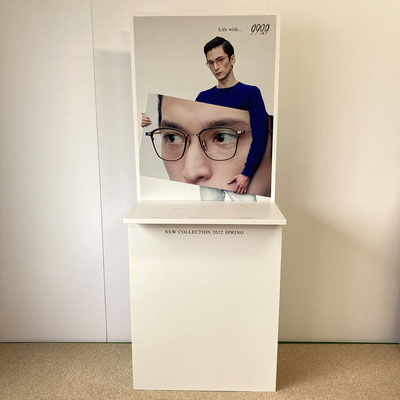 背面パネル付き眼鏡展示台