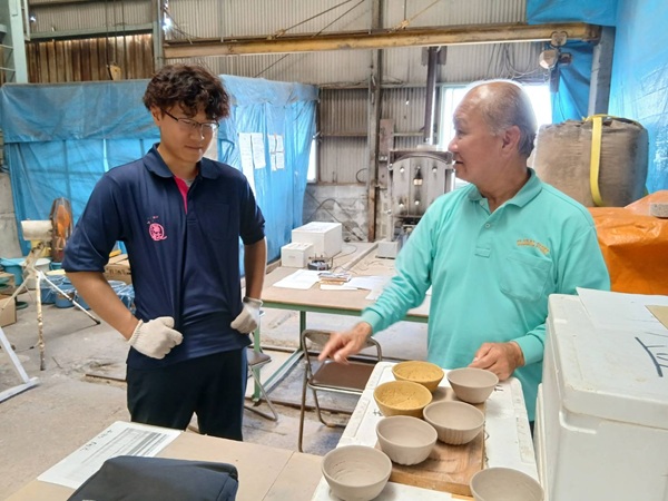 立命館大学インターン生が陶芸講師＆窯焼きに真剣勝負で挑む！