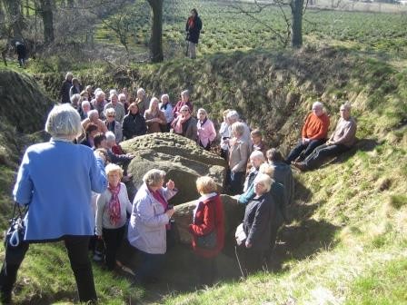 Gruppenbild am Schalenstein in Bunsoh