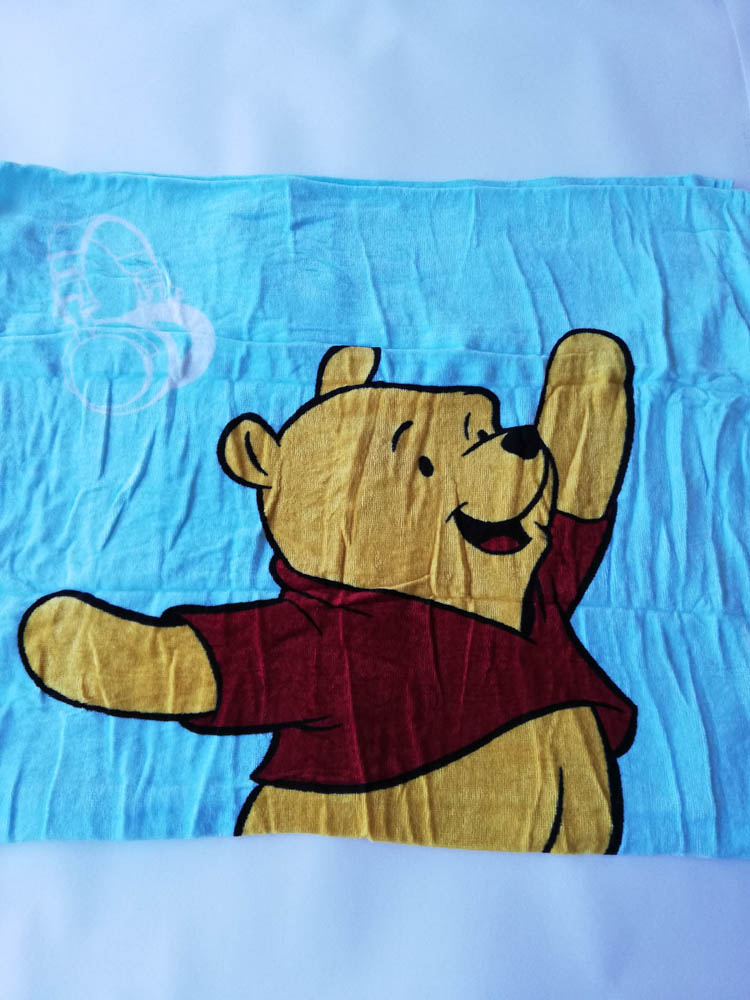 Telo mare in spugna Winnie the Pooh con custodia in ferro 70x140 cm. B558