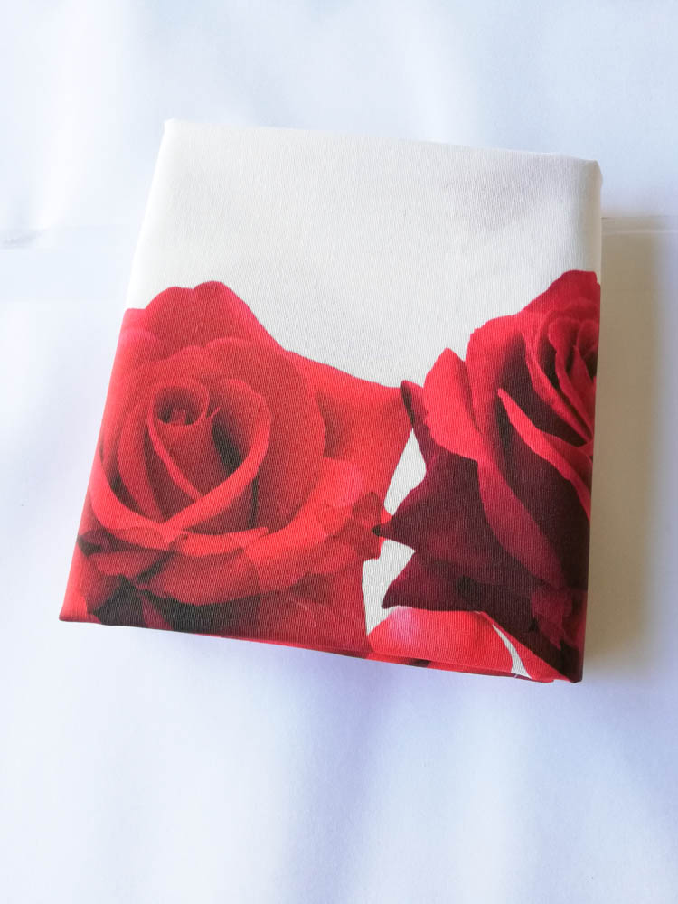 Tovaglia da tavola o copritavola con rose rosse stampa digitale 3D per 6 persone 140x180 cm. B858